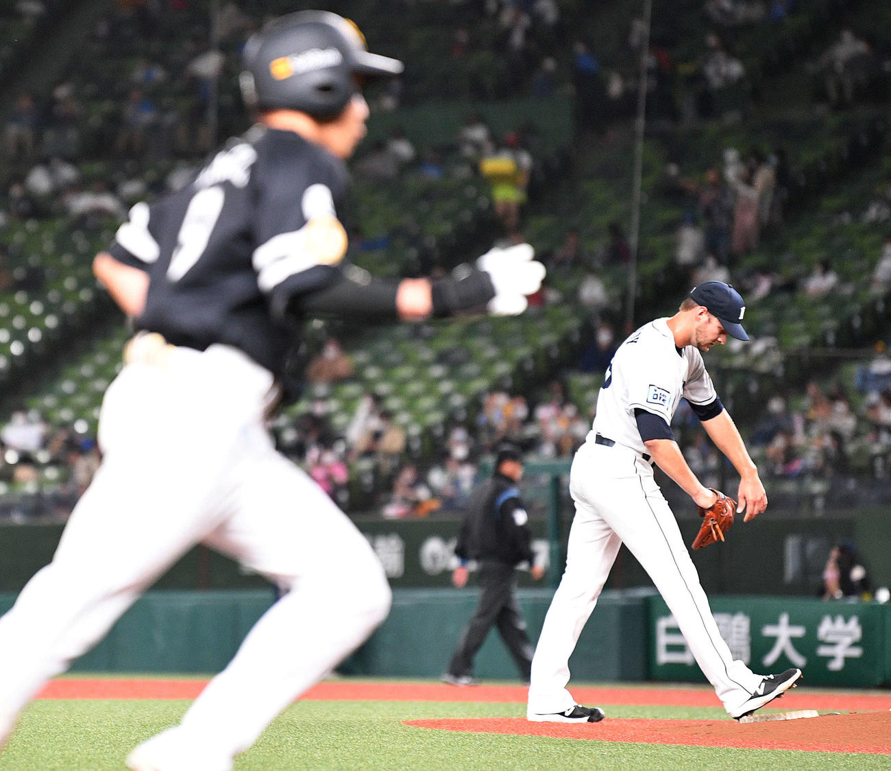 西武対ソフトバンク　1回表ソフトバンク2死一塁、柳田（手前）に先制の2点本塁打を浴びるダーモディ（撮影・滝沢徹郎）