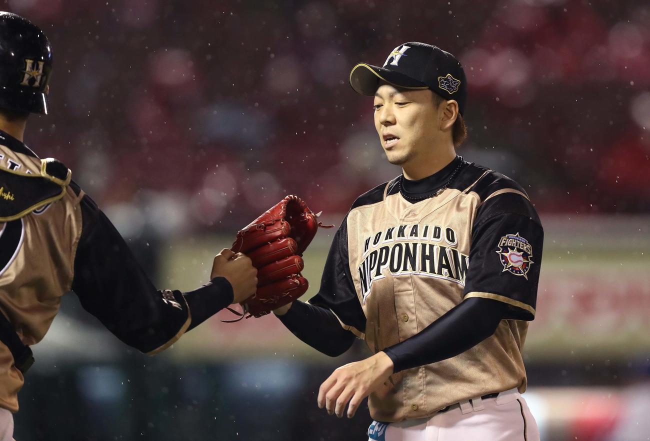 7回に登板し無失点に抑える宮西（撮影・黒川智章）