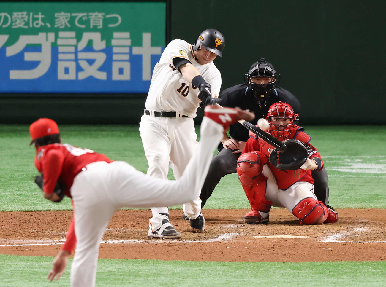 巨人対広島　7回裏巨人2死、2者連続となるソロ本塁打を放つスモーク。投手コルニエル（撮影・垰建太）