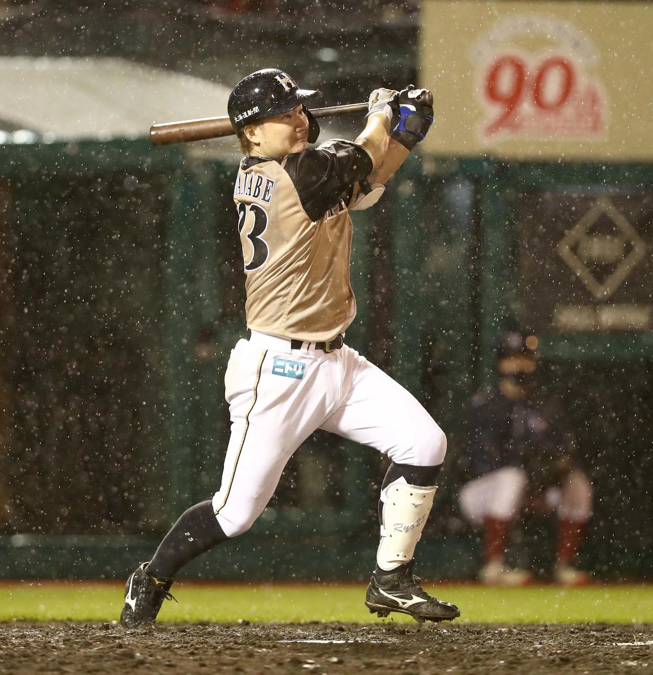 楽天対日本ハム　5回表日本ハム1死二、三塁、右犠飛を放つ渡辺（撮影・黒川智章）