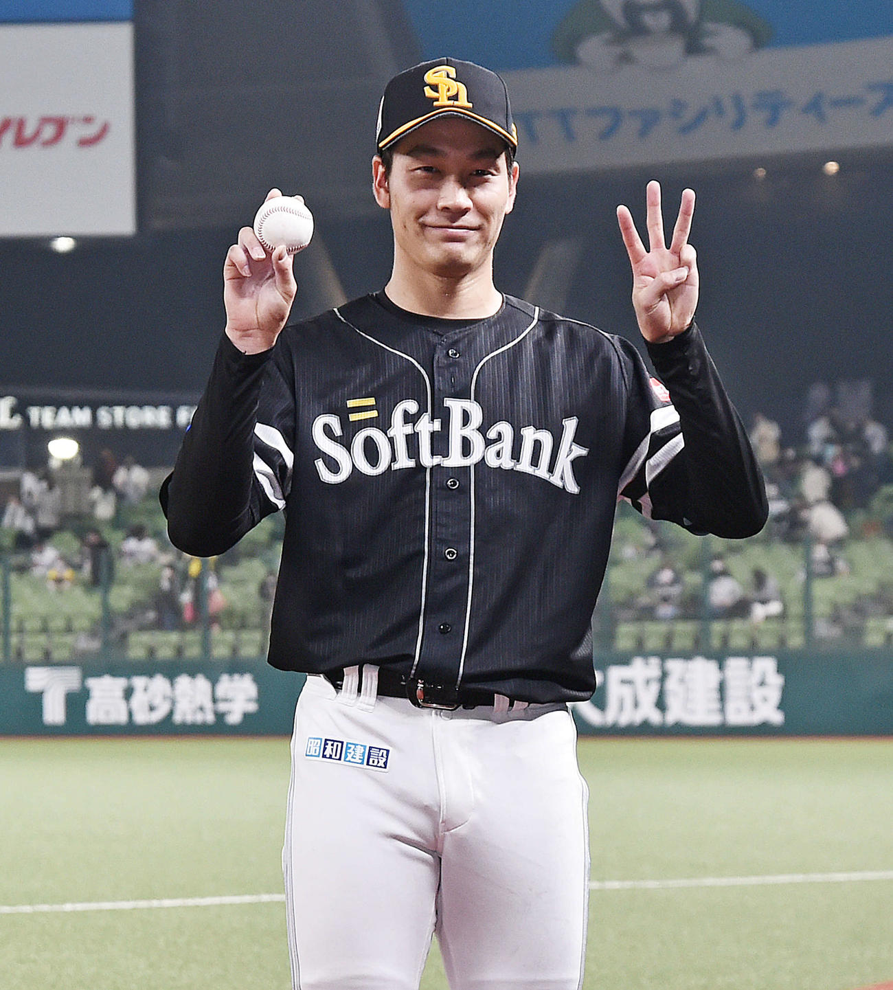 西武対ソフトバンク　完投勝利したソフトバンク武田は記念球を手にポーズを決める（撮影・滝沢徹郎）