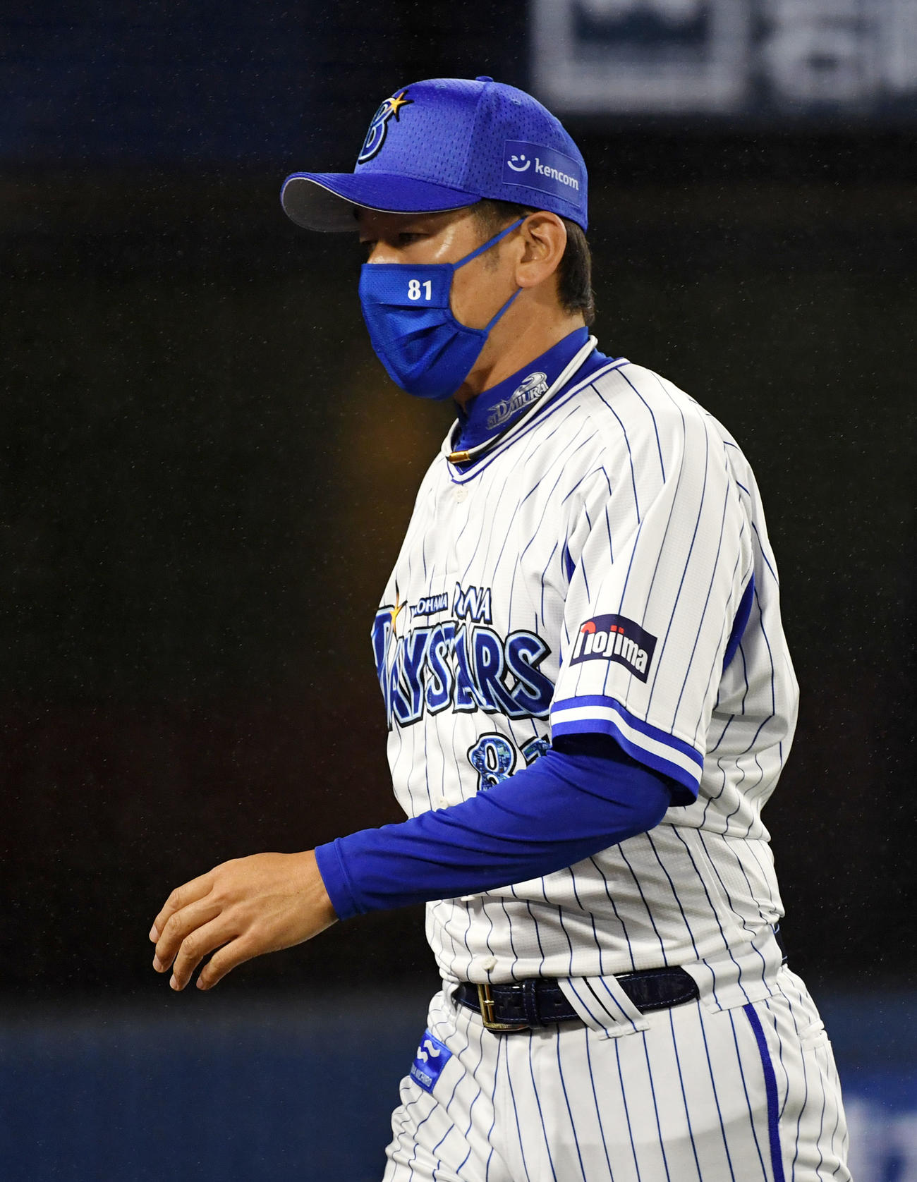 DeNA対中日　選手交代を告げるDeNA三浦監督（撮影・横山健太）