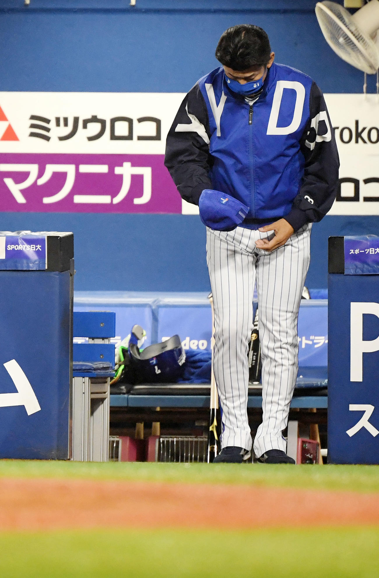 DeNA対中日　試合を終えグラウンドに一礼するDeNA三浦大輔監督（撮影・横山健太）
