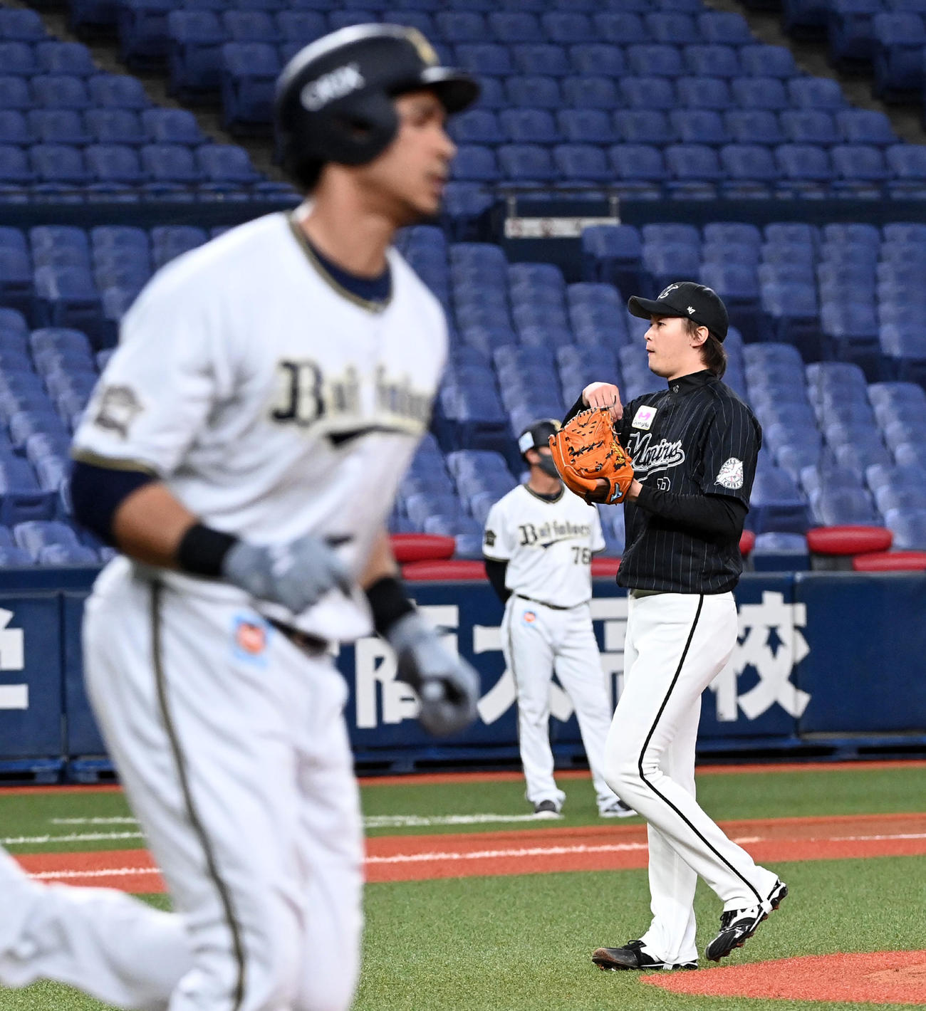 オリックス対ロッテ　2回裏オリックス1死、モヤに右越え本塁打を打たれがっくりする二木（撮影・前岡正明）