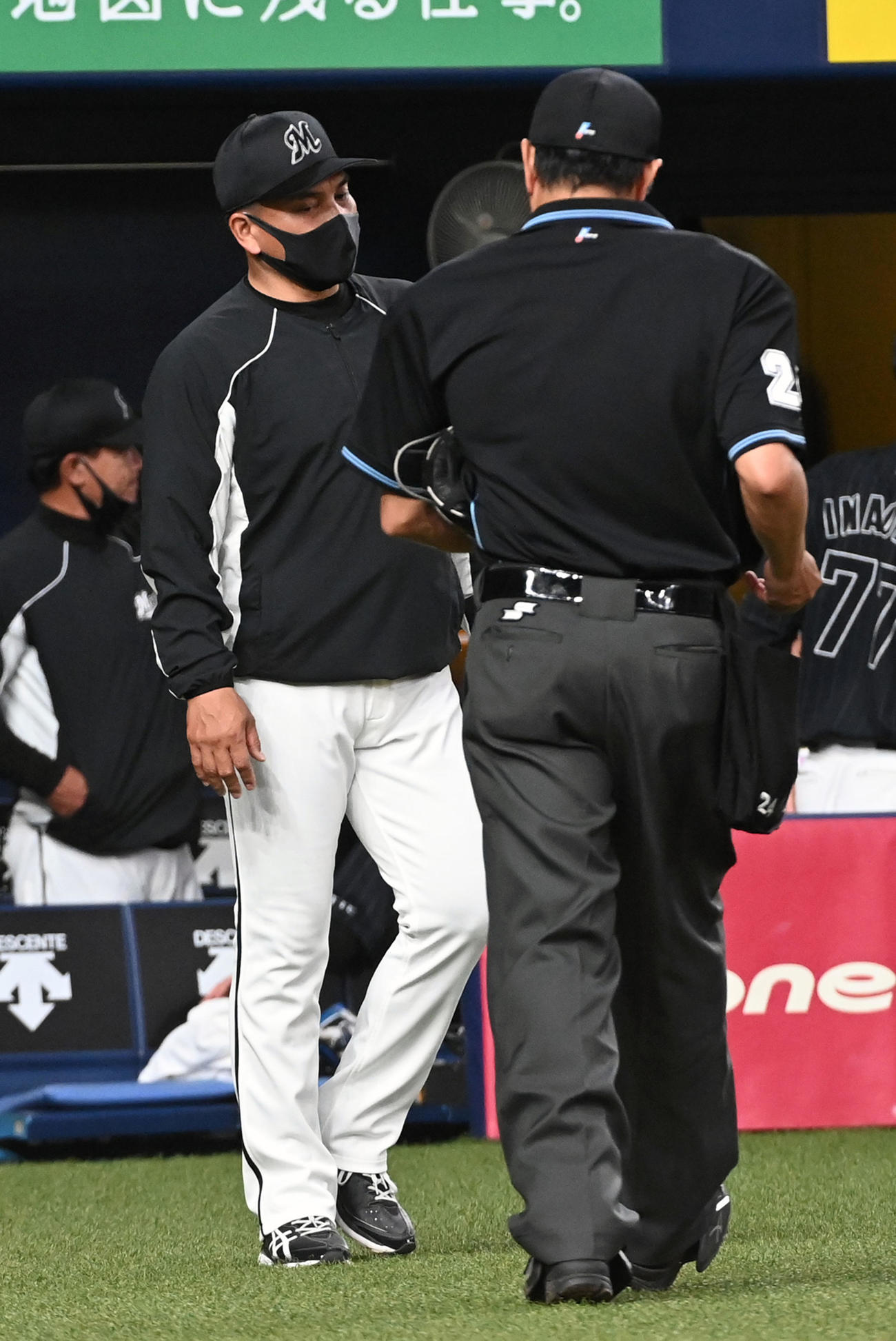オリックス対ロッテ　8回、交代を告げる井口監督（撮影・前岡正明）
