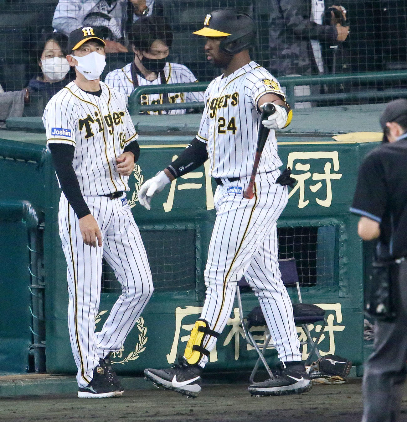 阪神対ヤクルト　8回終了後、矢野監督（左）は選手交代でベンチを出る。中央はロハス・ジュニア（撮影・上山淳一）