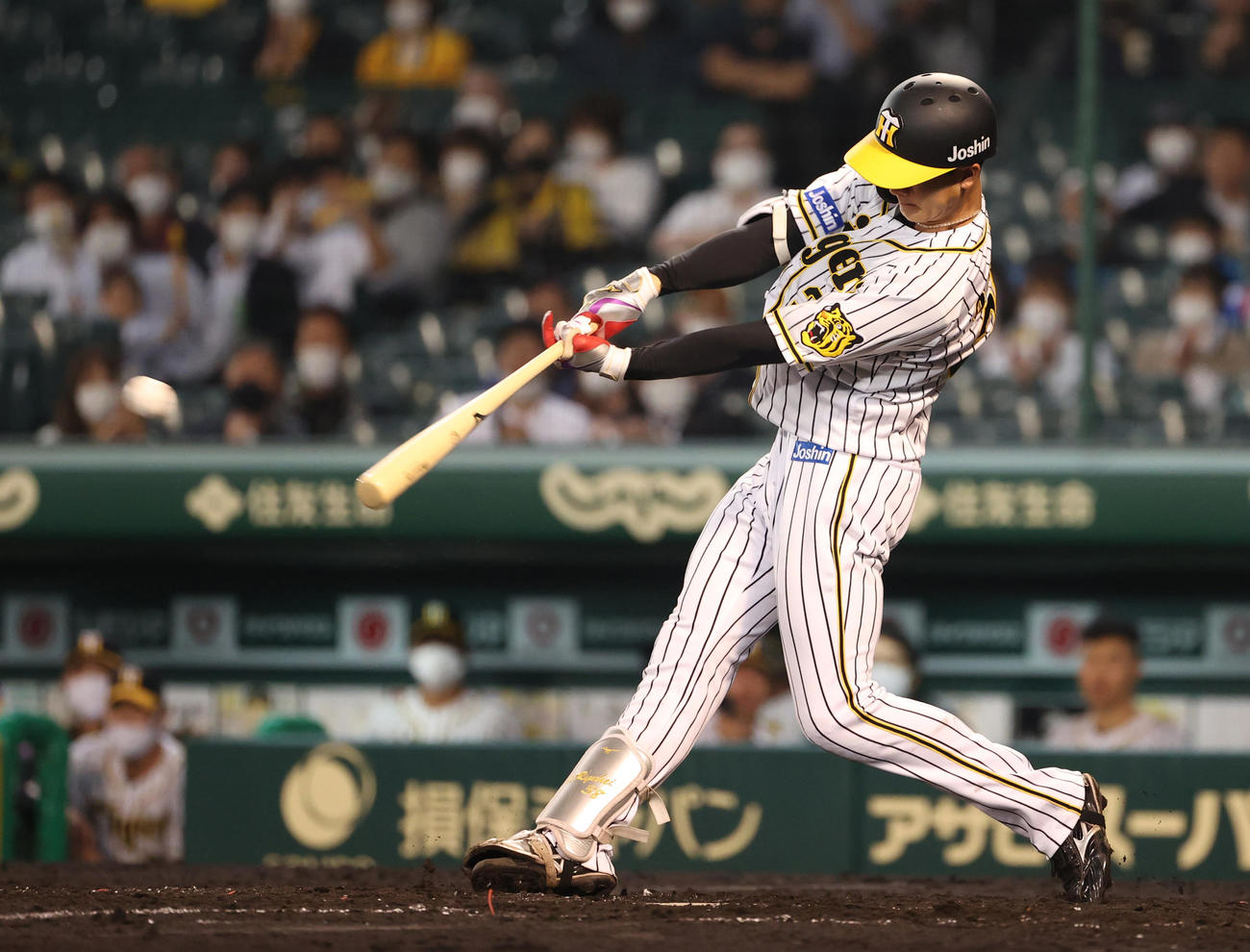 阪神対ヤクルト　5回裏阪神2死、右翼線へ三塁打を放つ小幡（撮影・清水貴仁）