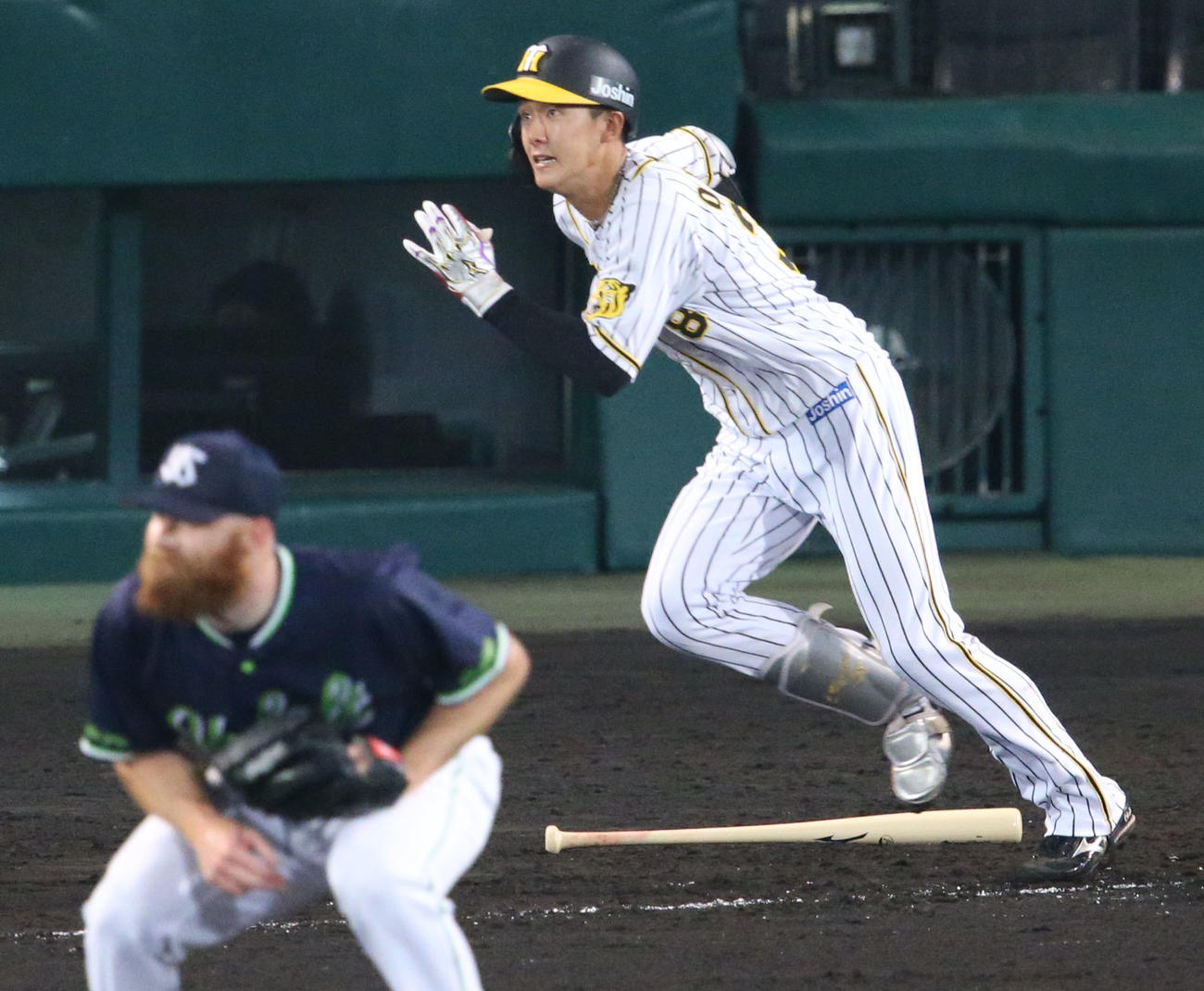 阪神対ヤクルト　5回裏阪神2死、小幡は右越え三塁打を放つ（撮影・上山淳一）