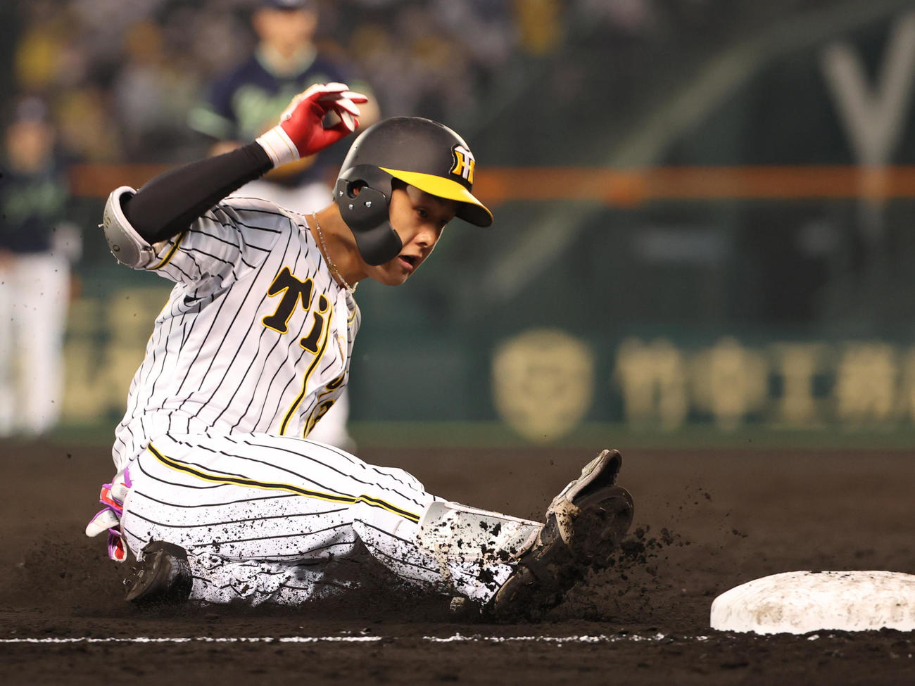 阪神対ヤクルト　5回裏阪神2死、小幡は右翼線へ安打を放ち三塁に滑り込む（撮影・清水貴仁）