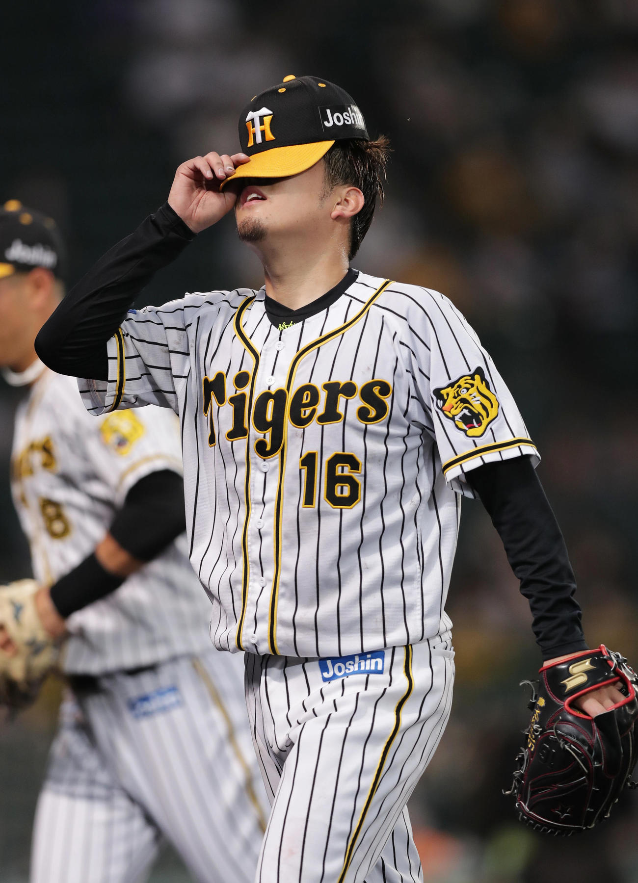 阪神対ヤクルト　2回表を投げ終え、2失点した阪神西勇は悔しそうにベンチへ戻る（撮影・前田充）
