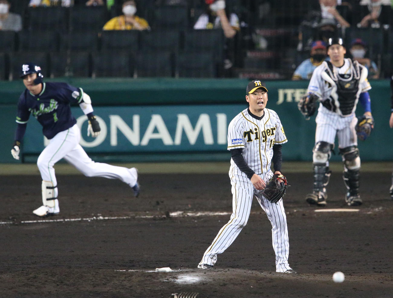 阪神対ヤクルト　5回表ヤクルト1死三塁、西勇（手前）は山田に中前適時打を浴びる（撮影・上山淳一）