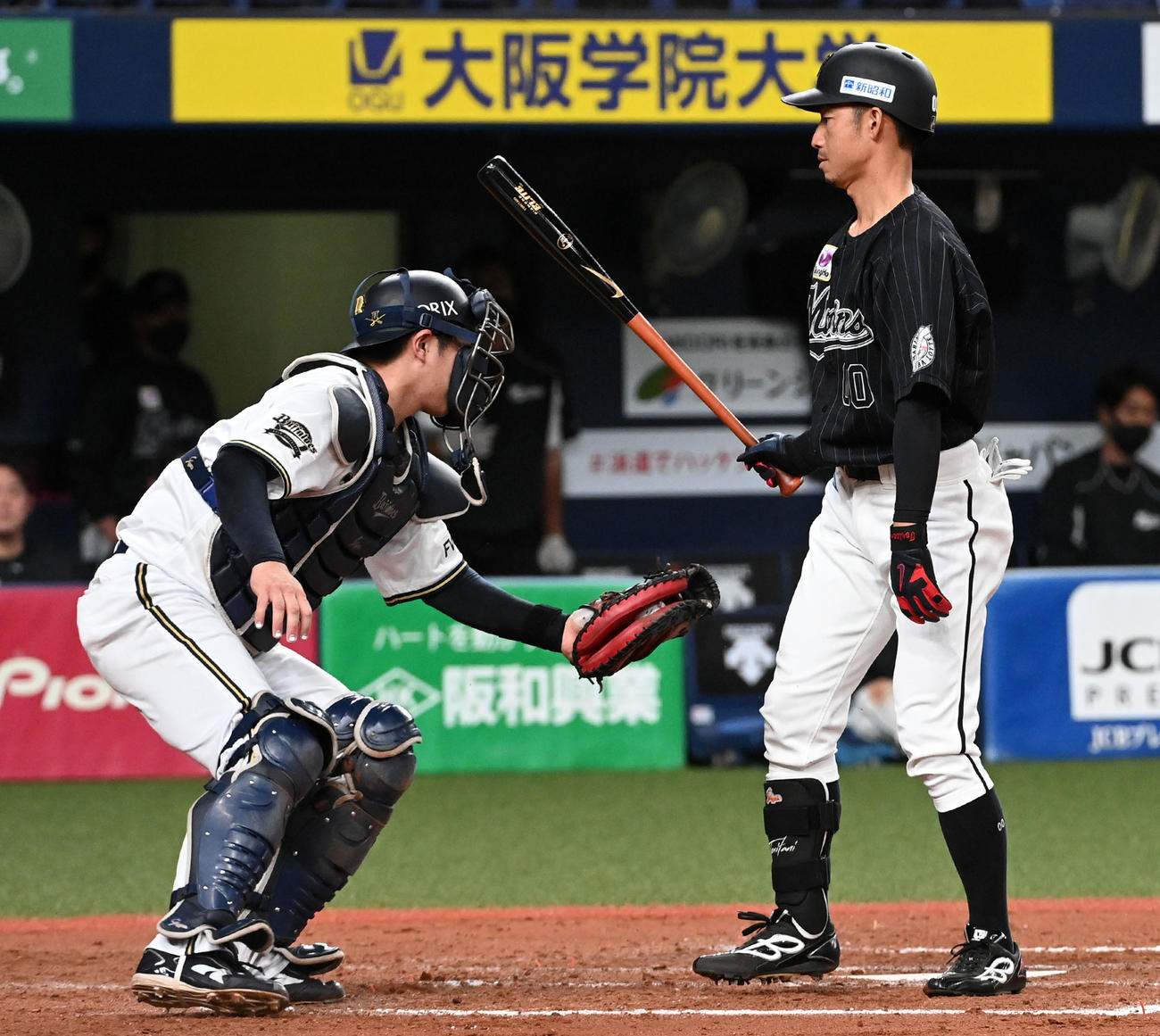 オリックス対ロッテ　8回表ロッテ2死一塁、オリックス能見と対戦した鳥谷は、空振り三振に倒れる。捕手は若月（撮影・前岡正明）