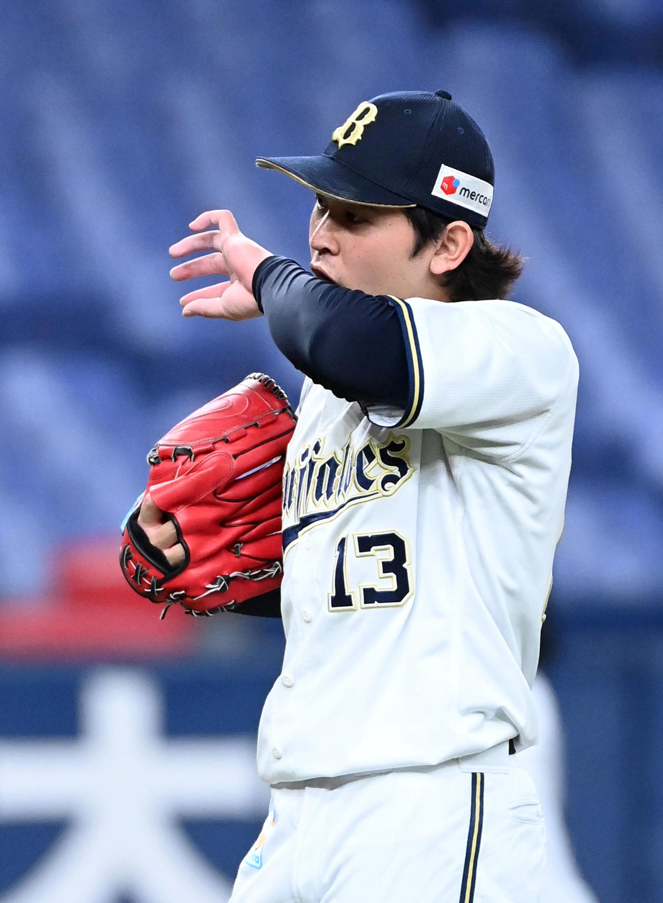 オリックス対ロッテ　5回、ロッテに同点とされ、がっくりとベンチに戻る宮城（撮影・前岡正明）