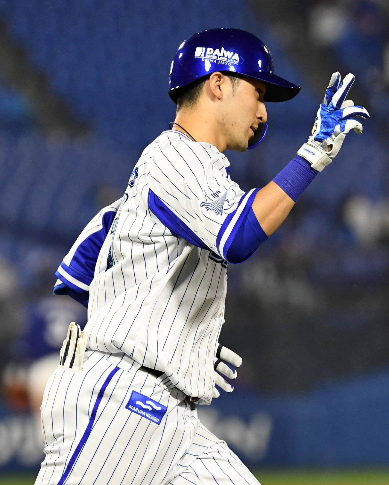 DeNA対中日　8回裏DeNA無死、左越え本塁打を放つ伊藤光（撮影・横山健太）