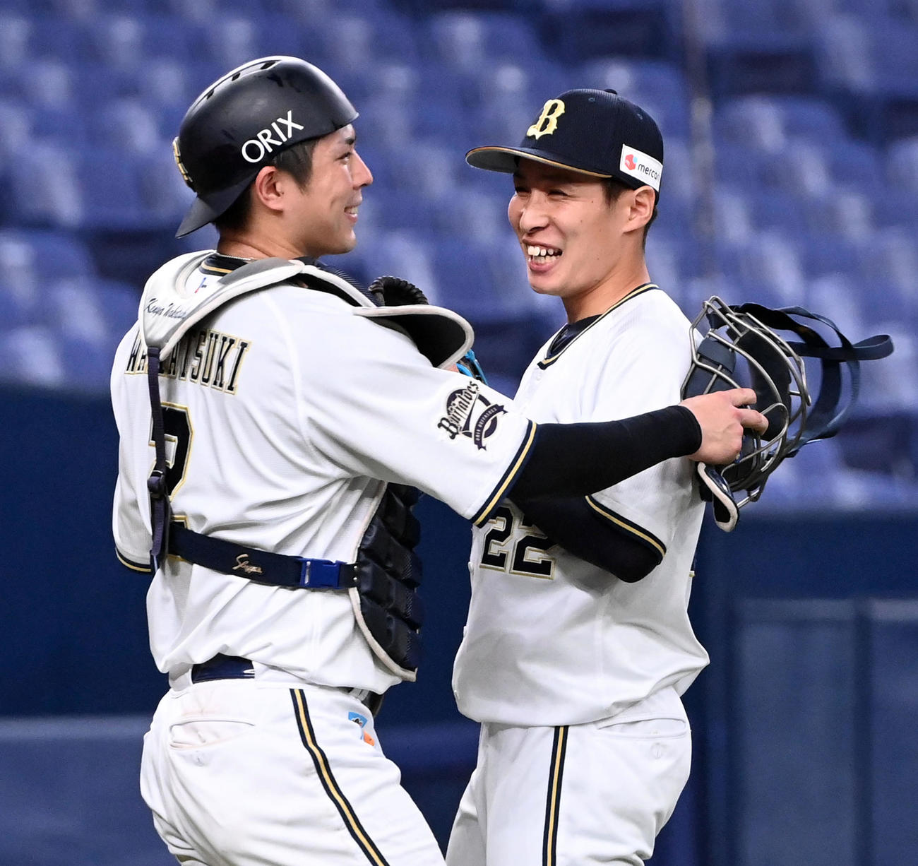 オリックス対ロッテ　プロ初セーブを挙げた村西（右）は、若月の祝福に笑顔を見せる（撮影・前岡正明）
