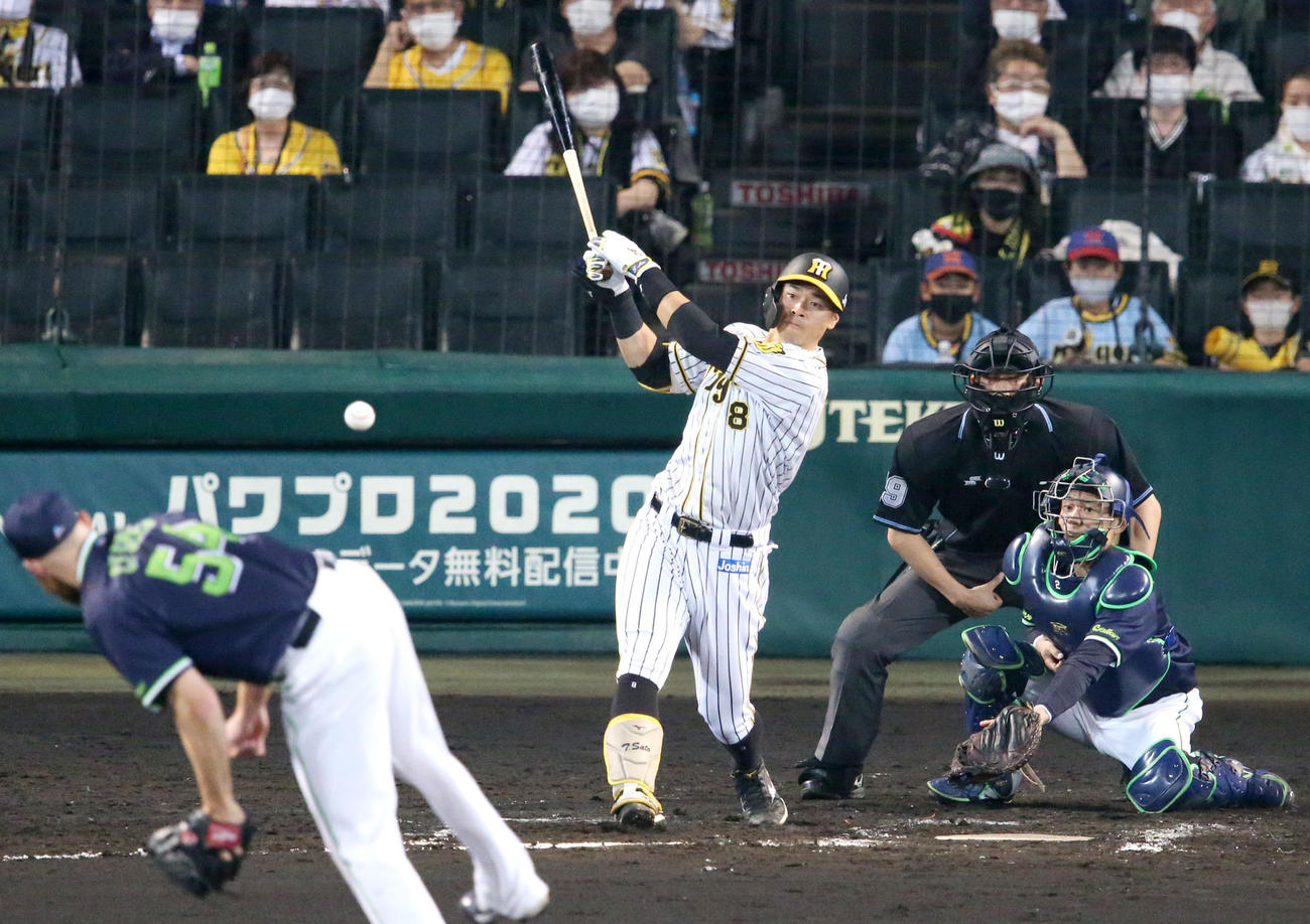 阪神対ヤクルト　6回裏阪神2死一、二塁、佐藤輝は中前適時打を放つ（撮影・上山淳一）