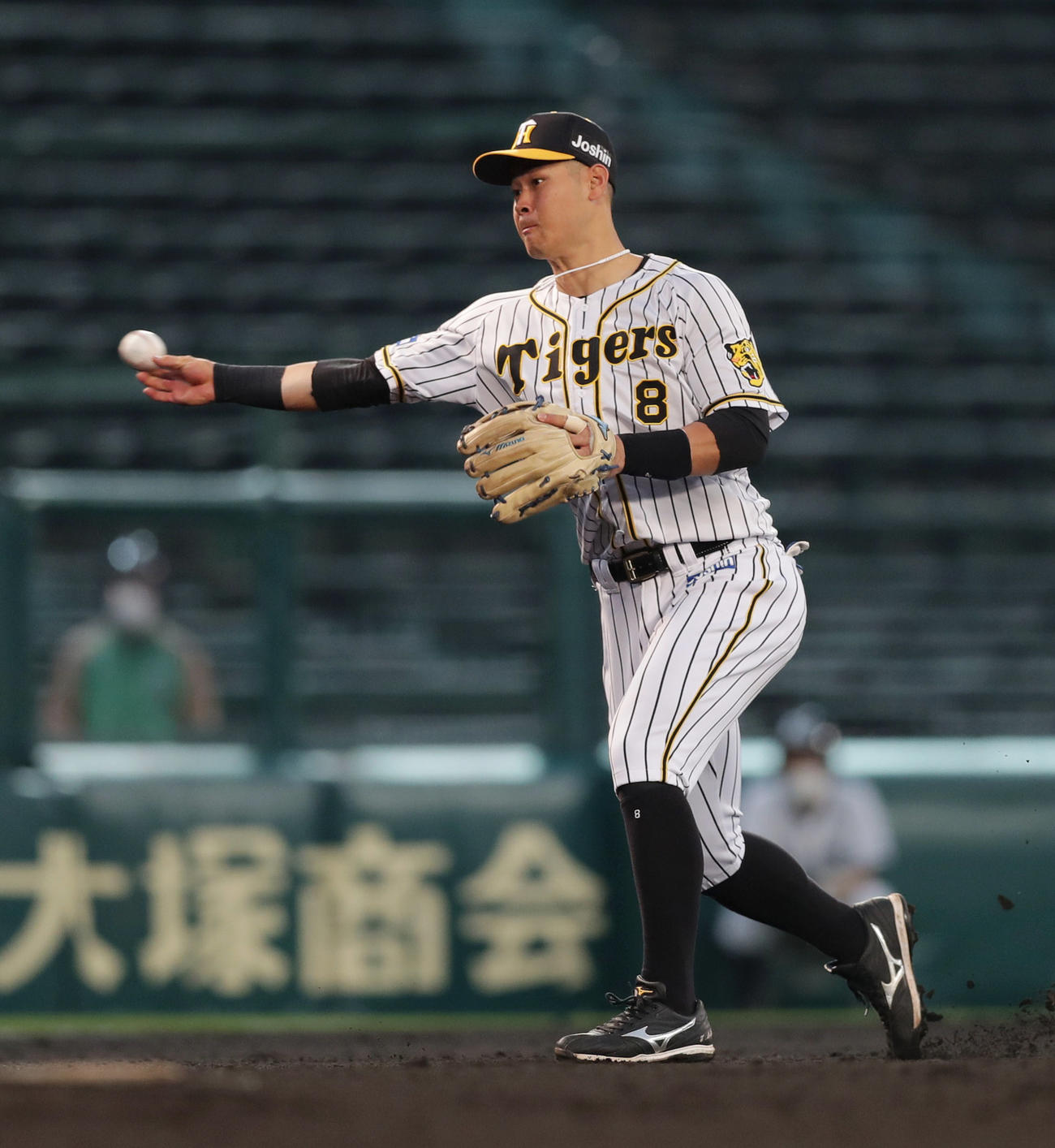 阪神対ヤクルト　2回表ヤクルト無死満塁、サイスニードの打球を本塁へ送球する三塁手佐藤輝明（撮影・前田充）
