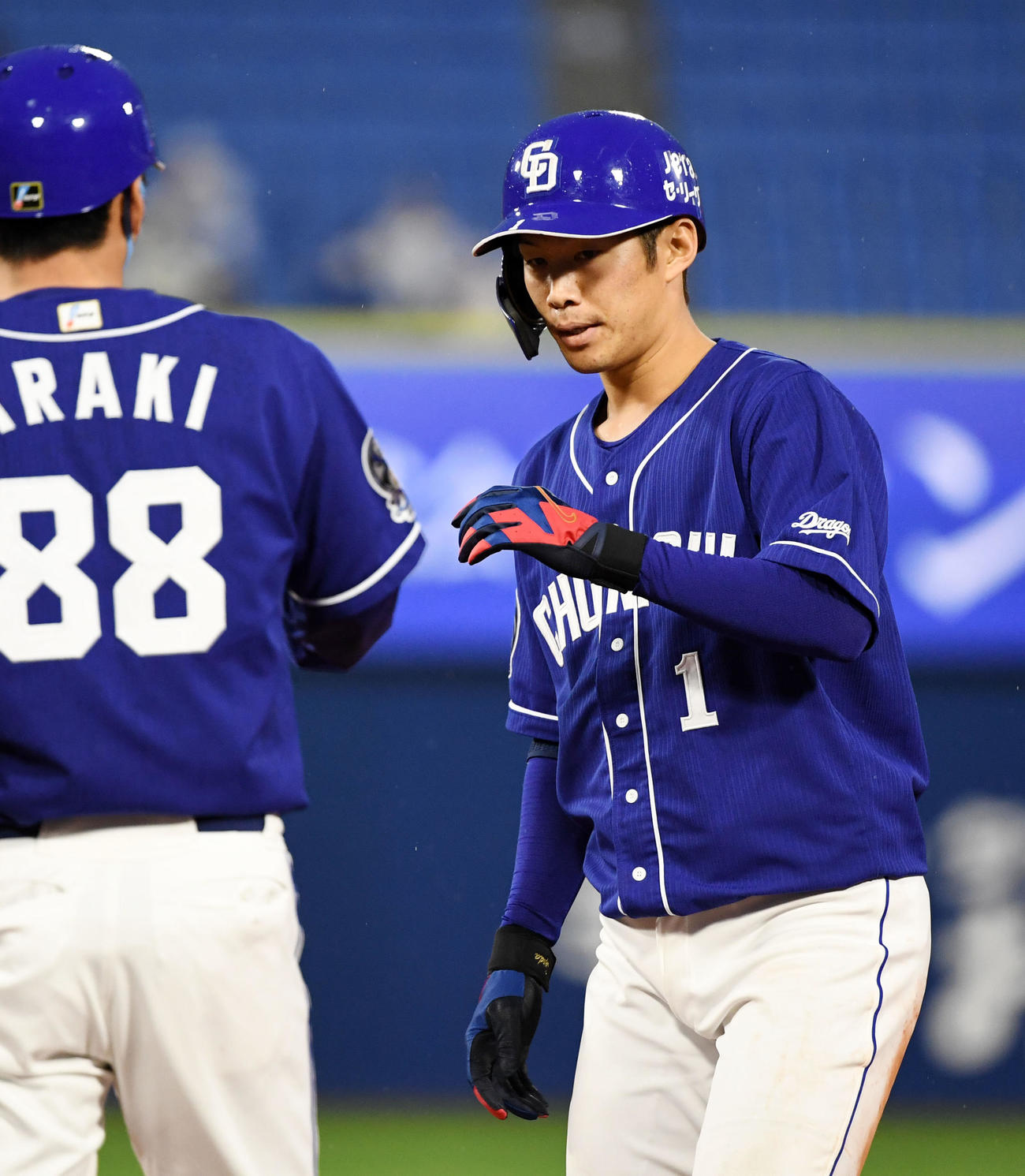 DeNA対中日　2回表中日2死二、三塁、右前2点適時打を放ちタッチを交わす京田（撮影・横山健太）