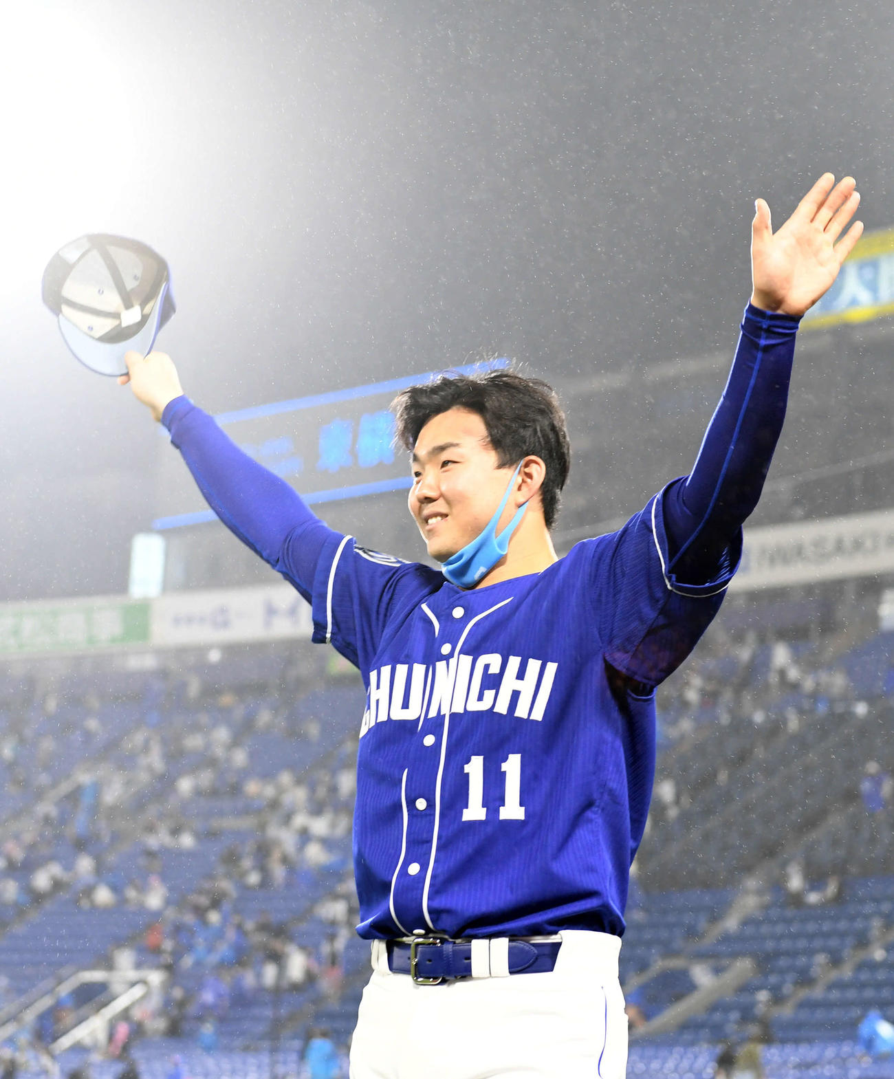DeNA対中日　3勝目を挙げ声援に応える中日小笠原（撮影・横山健太）