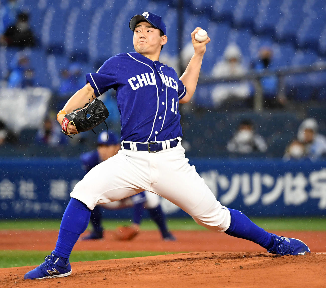 DeNA対中日　力投する中日先発の小笠原（撮影・横山健太）
