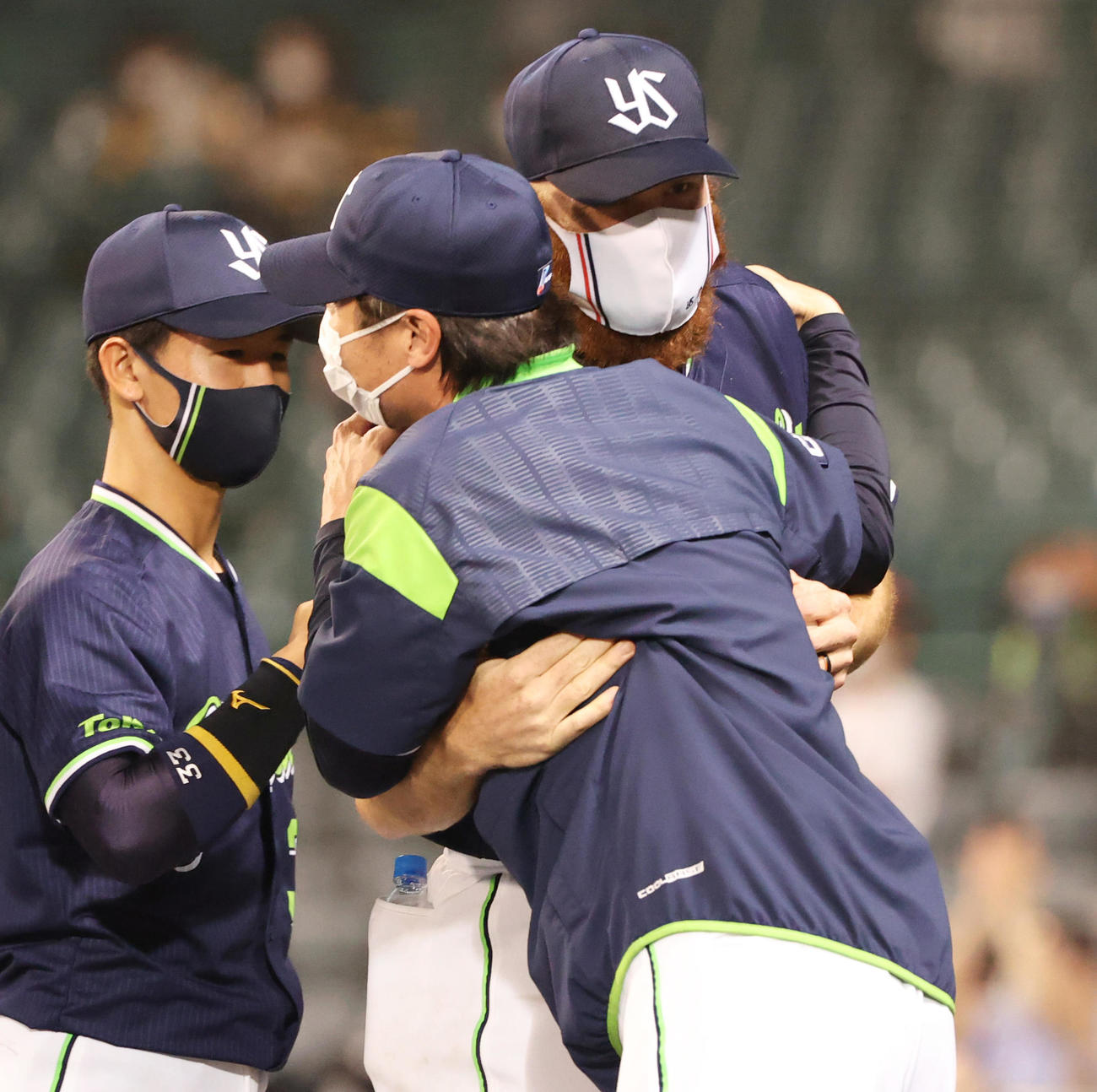 阪神対ヤクルト　来日初勝利をあげ高津監督（手前）と抱き合うサイスニード（撮影・清水貴仁）