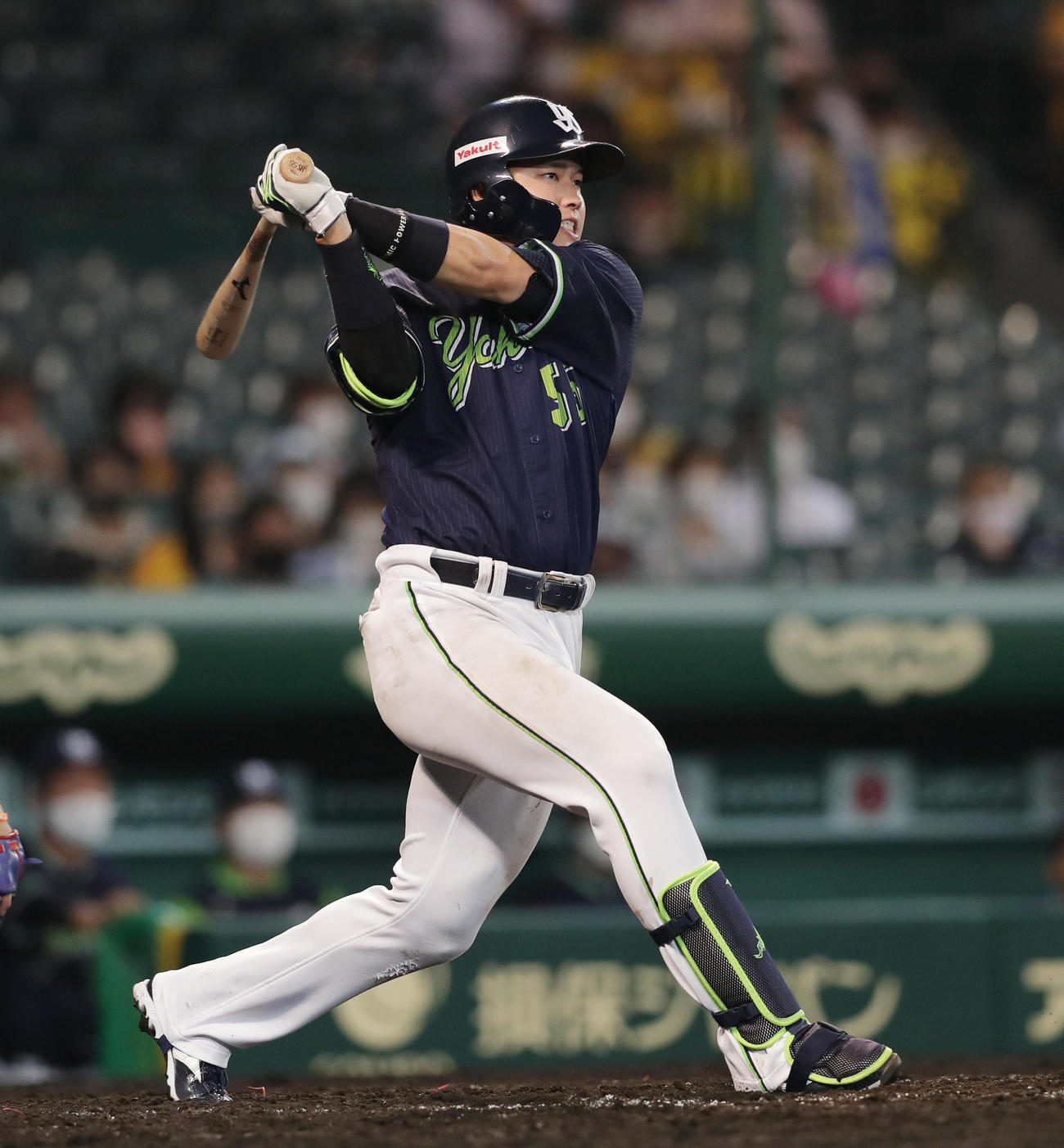 阪神対ヤクルト　8回表ヤクルト無死、右越え本塁打を放つ村上（撮影・前田充）