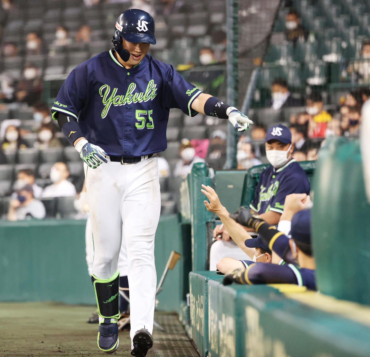 阪神対ヤクルト　8回表ヤクルト無死、右越え本塁打を放ち笑顔で生還する村上（撮影・清水貴仁）