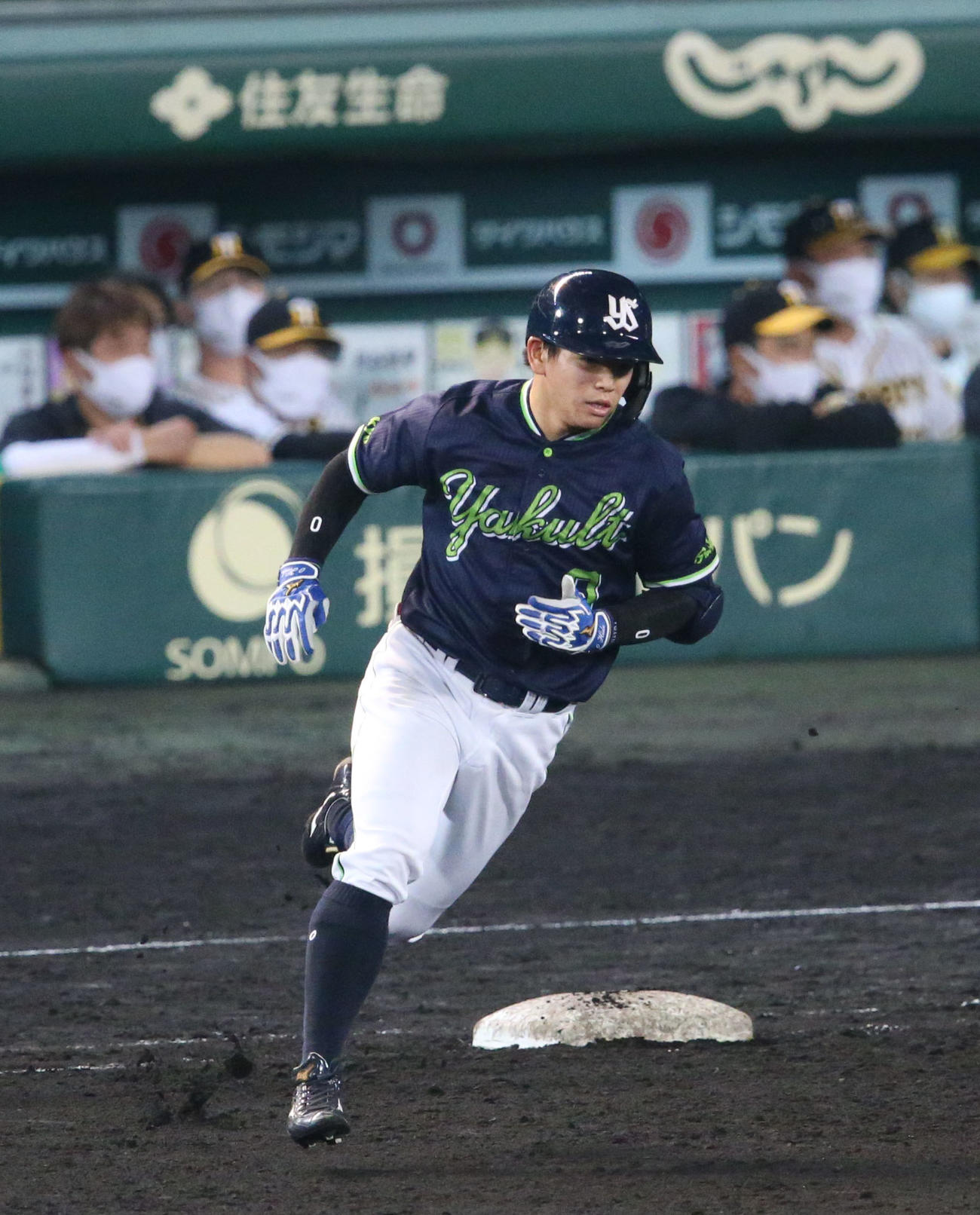 阪神対ヤクルト8回戦　8回表ヤクルト2死一、二塁、並木秀尊は左に2点適時二塁打を放つ（撮影・上山淳一）