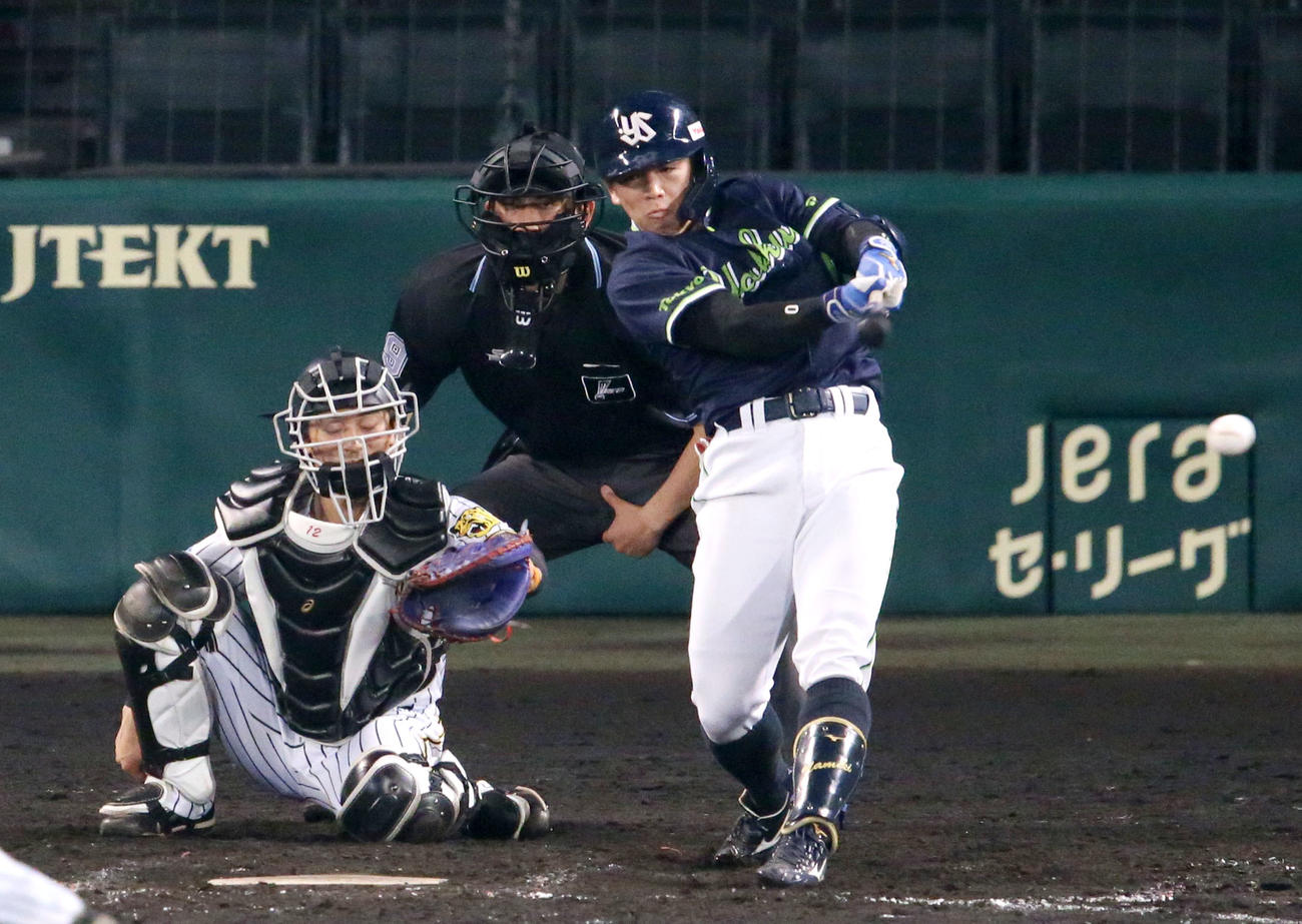 阪神対ヤクルト8回戦　8回表ヤクルト2死一、二塁、並木秀尊は左に2点適時2点二塁打を放つ（撮影・上山淳一）