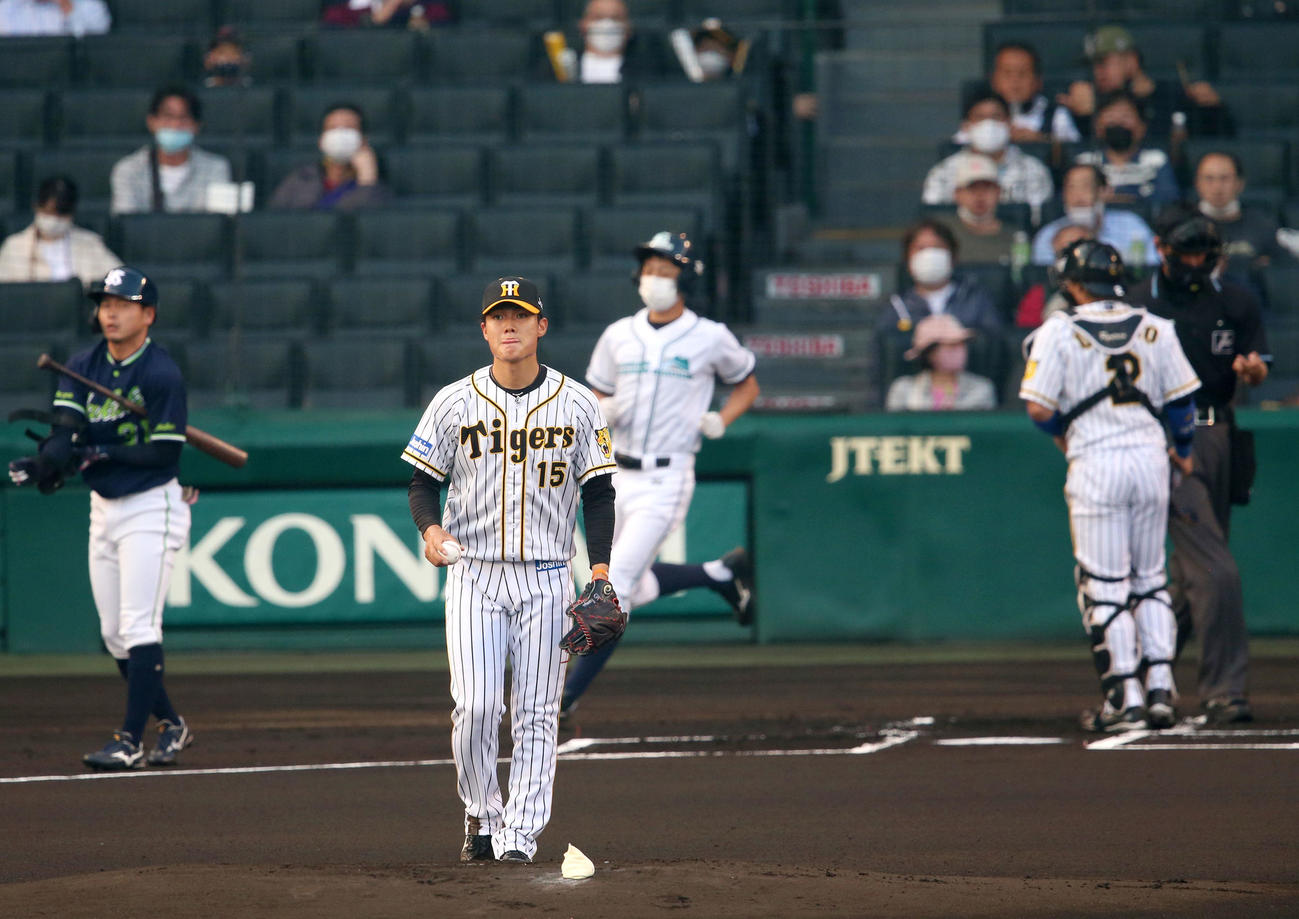 阪神対ヤクルト　1回表ヤクルト無死、西純（手前）は山崎晃大朗に四球を出す（撮影・上山淳一）