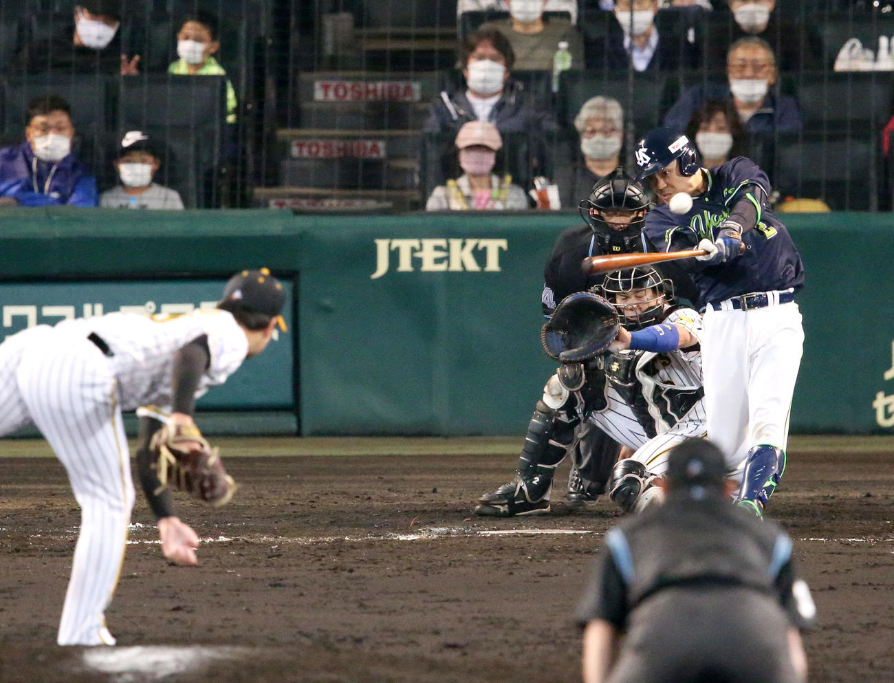 阪神対ヤクルト　8回表ヤクルト2死一、三塁、中村は左前適時打を放つ（撮影・上山淳一）