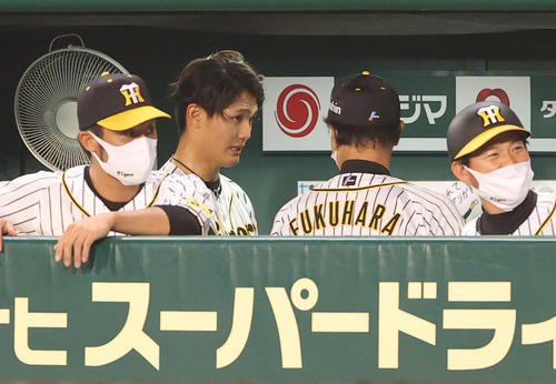 阪神対ヤクルト 5回まで無安打無失点も福原コーチから降板を告げられねぎらいを受ける西純(撮影・清水貴仁)