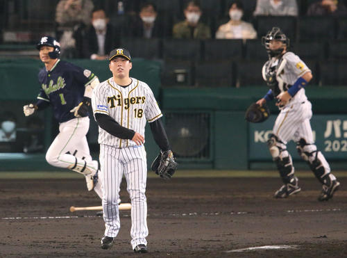 阪神対ヤクルト 6回表ヤクルト2死、馬場(手前)は山田を中飛に仕留める(撮影・上山淳一)