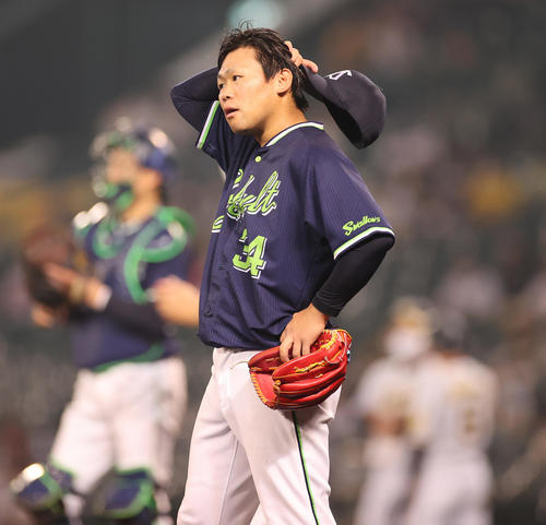 阪神対ヤクルト 7回裏阪神1死一、三塁、力投もピンチで降板となる田口(撮影・清水貴仁)