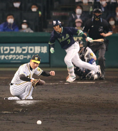 阪神対ヤクルト 8回表ヤクルト1死、岩崎(手前)は代打西浦に中前打を打たれる(撮影・上山淳一)