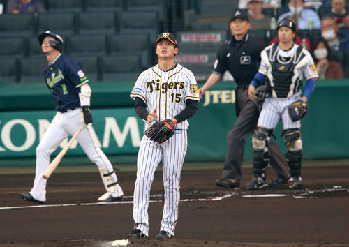 阪神対ヤクルト 1回表ヤクルト無死一、二塁、西純(手前)は山田を二飛に仕留める(撮影・上山淳一)