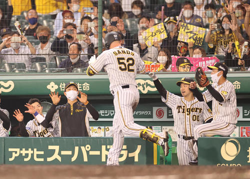 阪神対ヤクルト 8回裏阪神無死、左越え本塁打を放つサンズと出迎える西純(左から2人目)(撮影・清水貴仁)