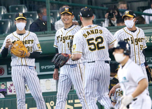 阪神対ヤクルト 4回を終えた西純(左から2人目)は好守備をしたサンズ(手前)を笑顔で出迎える(撮影・上山淳一)