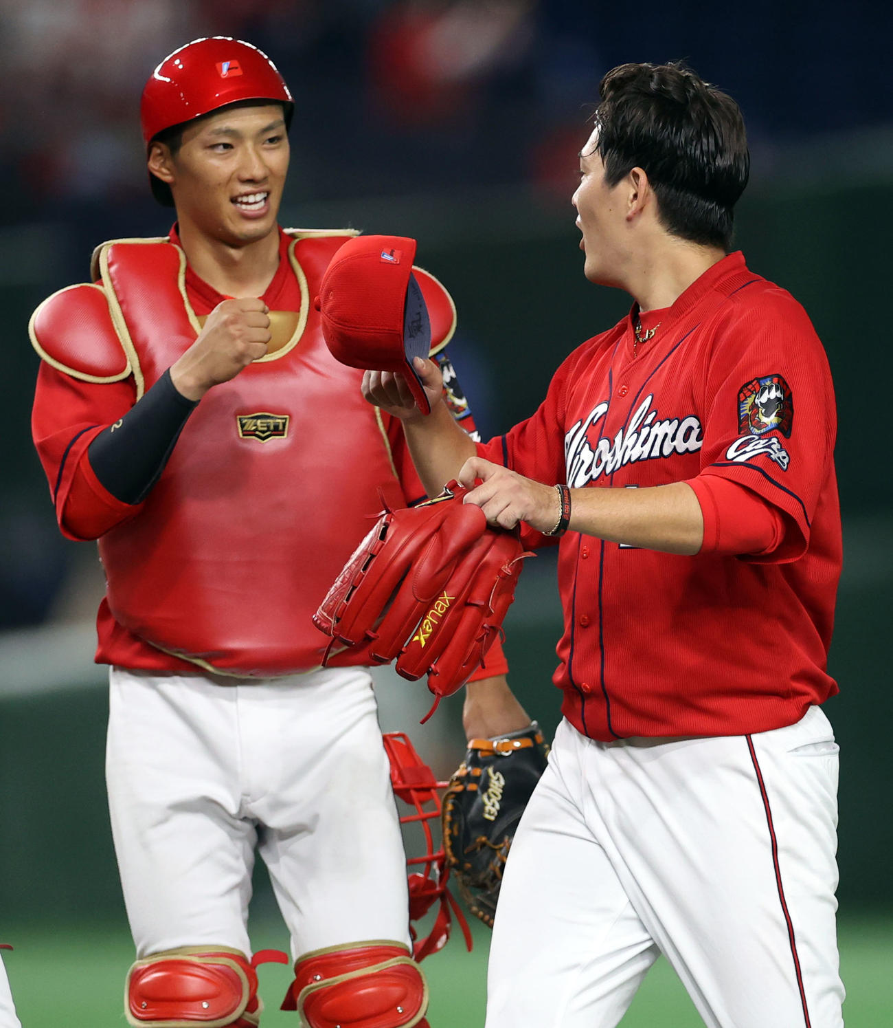 巨人対広島　試合後、九里（右）とタッチを交わす中村奨（撮影・狩俣裕三）