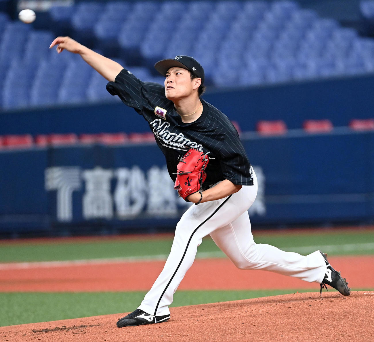 オリックス対ロッテ　ロッテ先発の岩下（撮影・前岡正明）