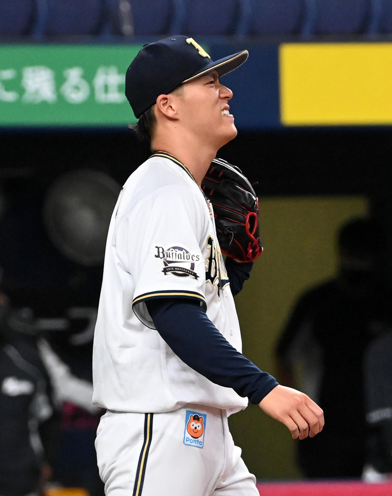 オリックス対ロッテ　4回表ロッテ2死一、二塁、荻野に左前適時打を打たれ厳しい表情を見せる山本（撮影・前岡正明）