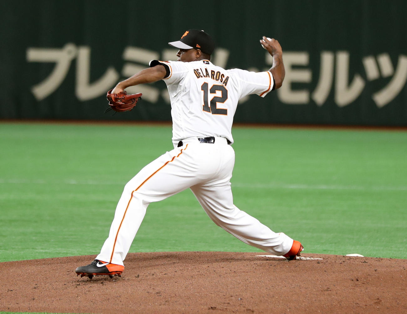 巨人対広島　試合前、打撃投手を務めるデラロサ（撮影・狩俣裕三）