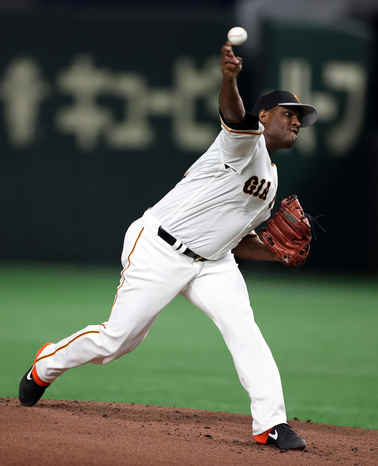 巨人対広島　試合前、打撃投手を務めるデラロサ（撮影・狩俣裕三）
