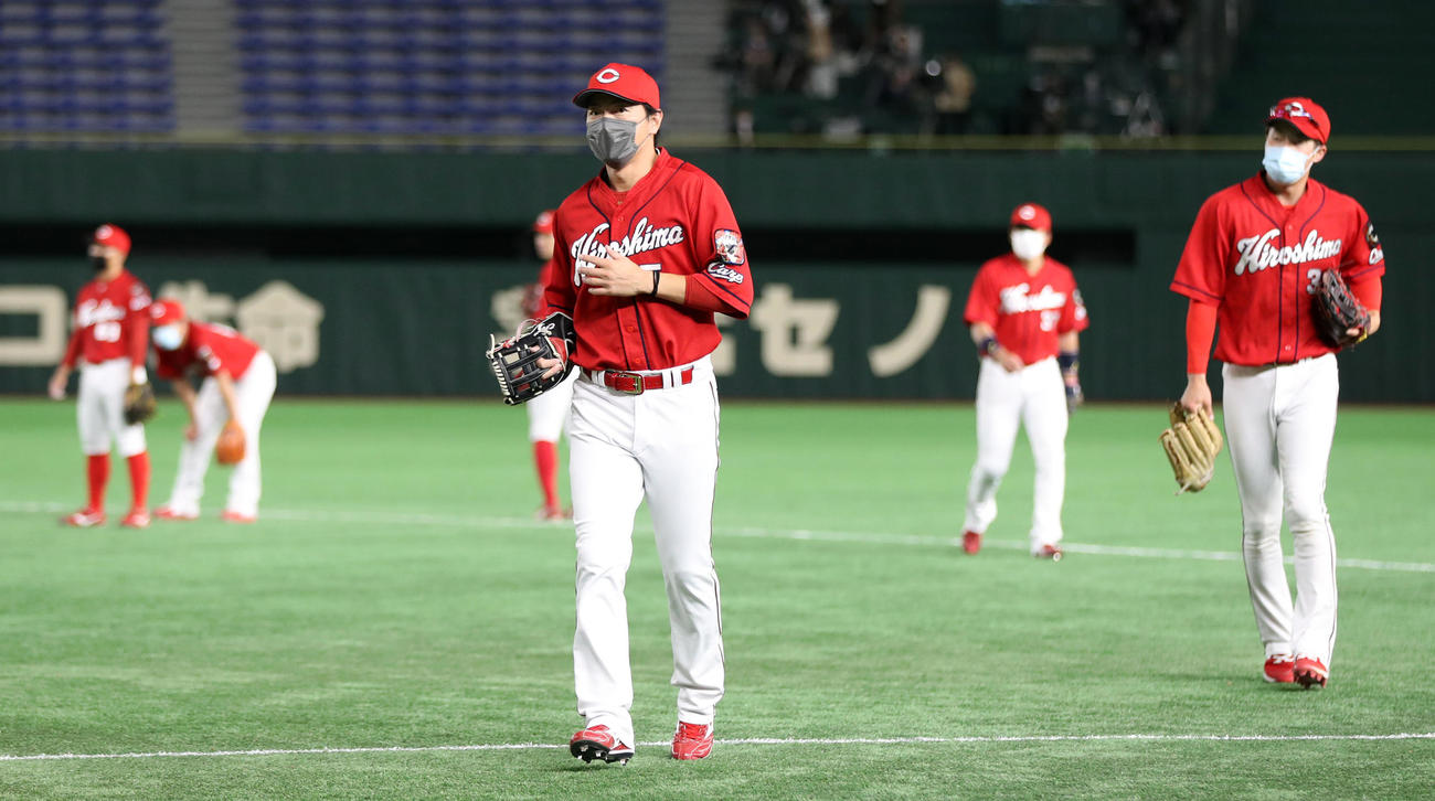 巨人対広島　試合前のシートノックで全員マスクを付ける長野（中央）ら広島の選手たち（撮影・狩俣裕三）
