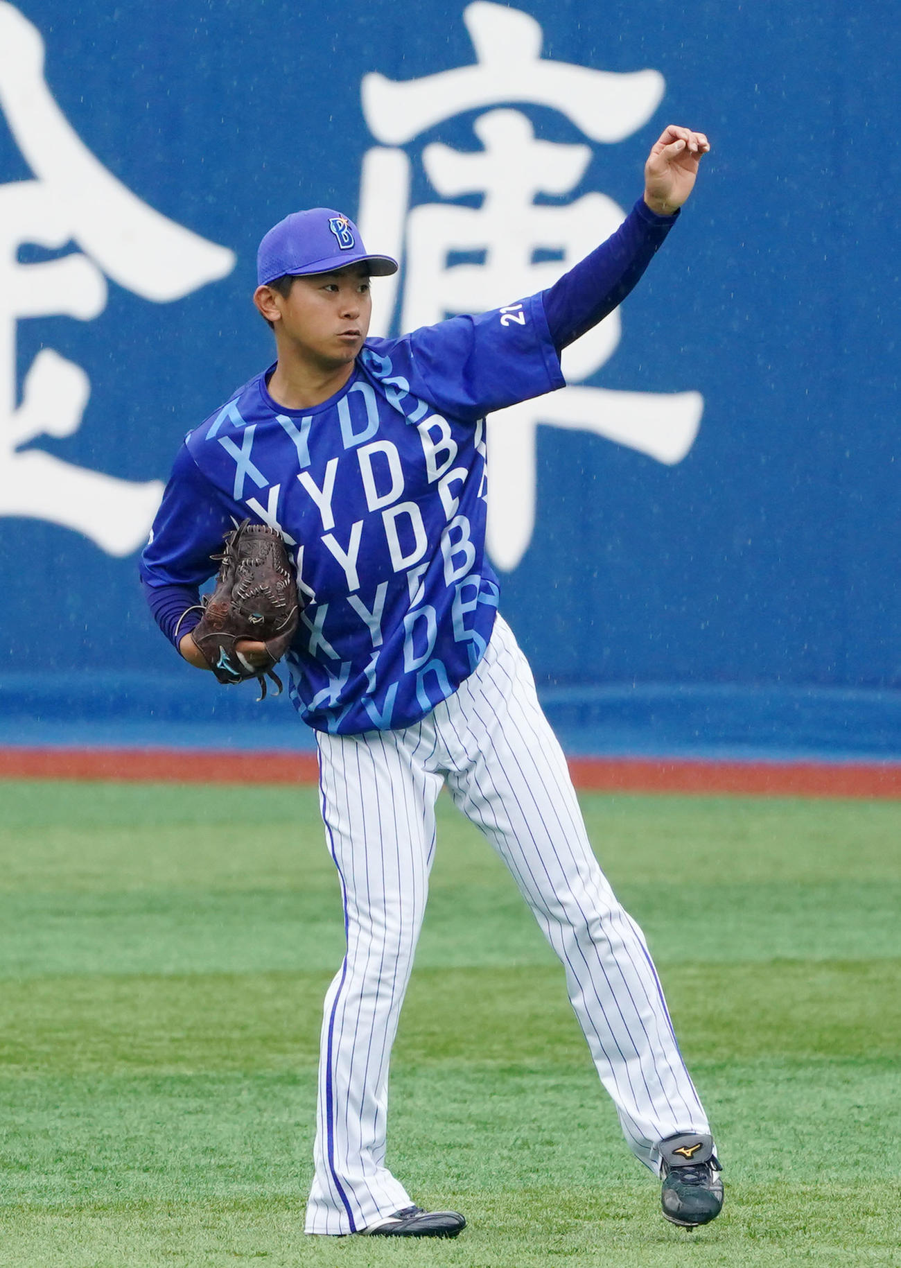 DeNA対中日　雨の中、キャッチボールをするDeNA今永（撮影・横山健太）