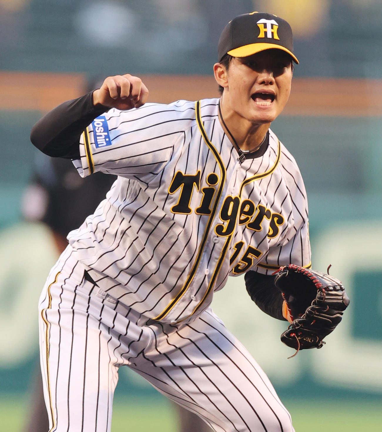 阪神対ヤクルト　1回表ヤクルト2死一、二塁、オスナを見逃し三振に切り雄叫びをあげる西純（撮影・清水貴仁）