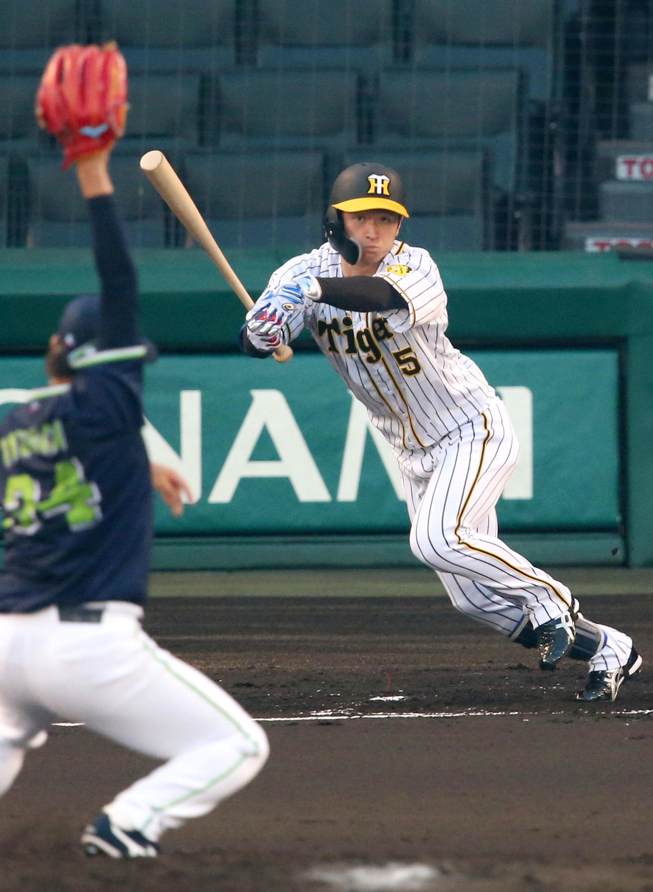 阪神対ヤクルト　1回裏阪神無死、近本は中前打を放つ（撮影・上山淳一）