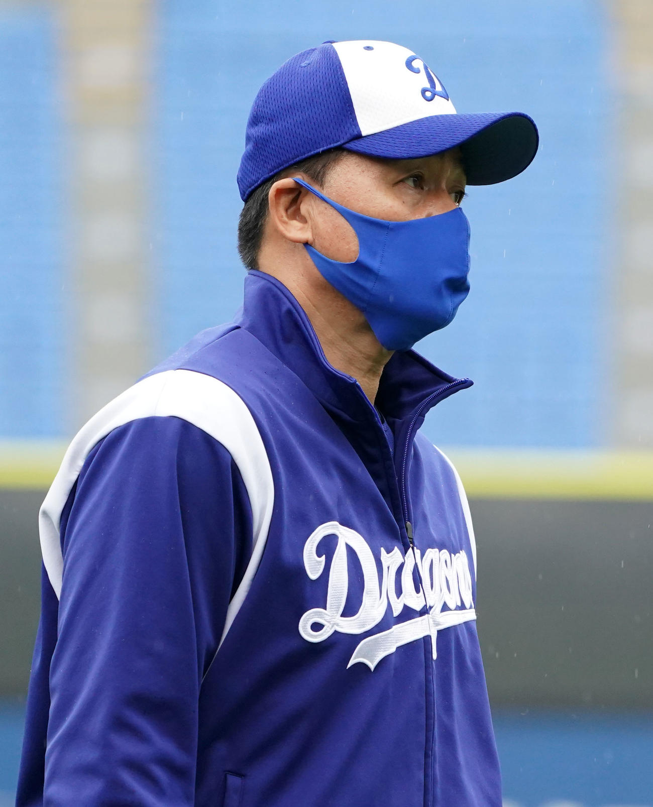 DeNA対中日　雨天中止となり引き揚げる中日与田監督（撮影・横山健太）