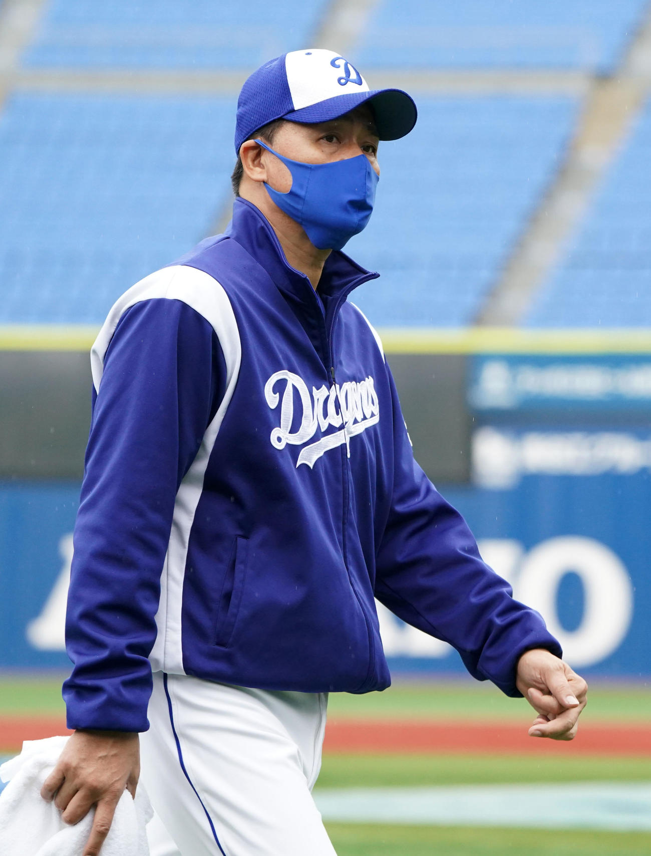 DeNA対中日　雨天中止となり引き揚げる中日与田監督（撮影・横山健太）
