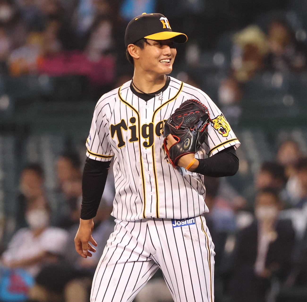阪神対ヤクルト　4回表ヤクルト無死、山田の投手返しの打球をはじくも落ち着いて処理する西純（撮影・清水貴仁）